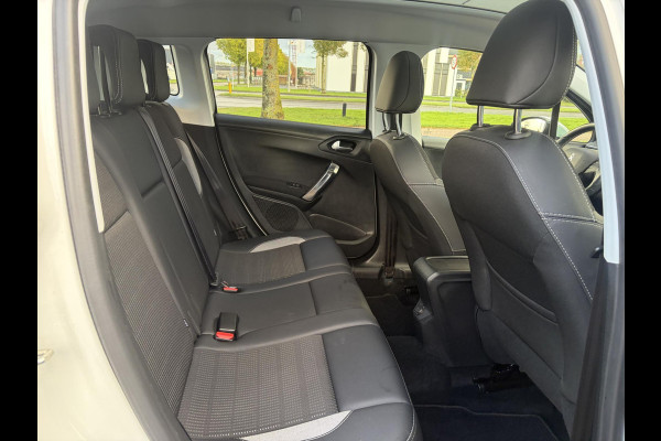 Peugeot 2008 1.2 PureTech Allure ✓1e Eigenaar✓Pano✓Camera✓Navi✓D-riem vv in 2024✓Trekhaak✓Dealer Onderhouden✓Carplay✓Clima✓Cruise✓110pk✓Halfleder✓Pdc✓Lm velgen✓N.A.P✓Apk tot 04-2027