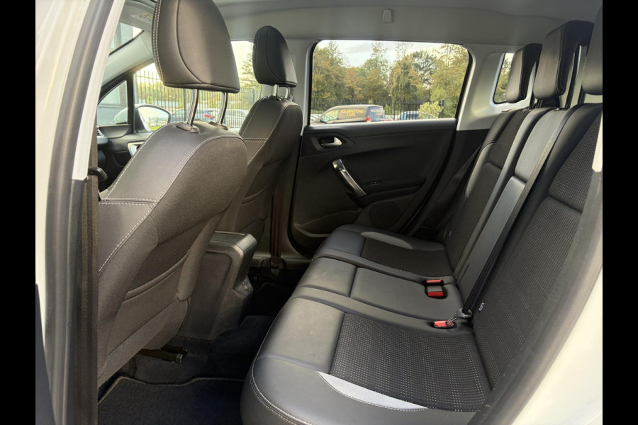 Peugeot 2008 1.2 PureTech Allure ✓1e Eigenaar✓Pano✓Camera✓Navi✓D-riem vv in 2024✓Trekhaak✓Dealer Onderhouden✓Carplay✓Clima✓Cruise✓110pk✓Halfleder✓Pdc✓Lm velgen✓N.A.P✓Apk tot 04-2027