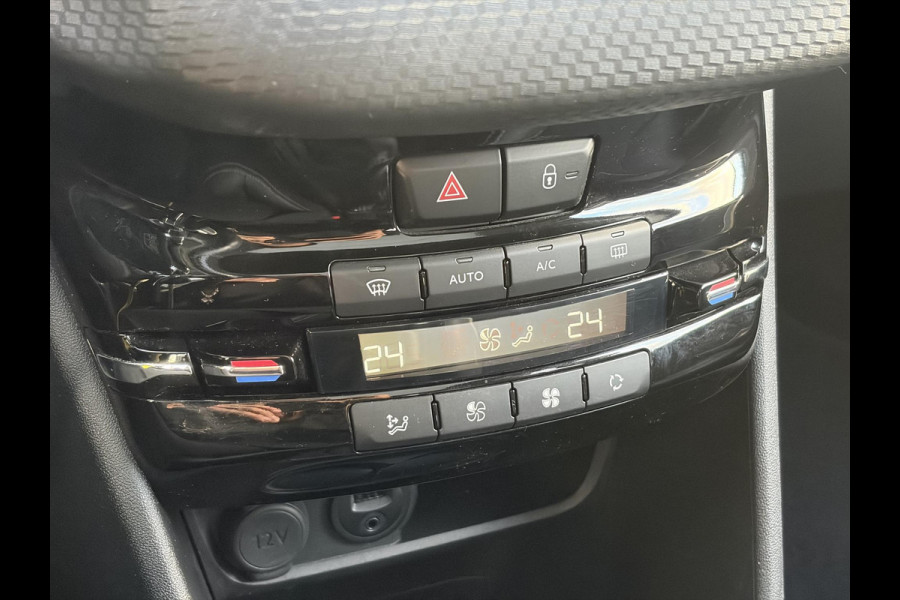 Peugeot 2008 1.2 PureTech Allure ✓1e Eigenaar✓Pano✓Camera✓Navi✓D-riem vv in 2024✓Trekhaak✓Dealer Onderhouden✓Carplay✓Clima✓Cruise✓110pk✓Halfleder✓Pdc✓Lm velgen✓N.A.P✓Apk tot 04-2027