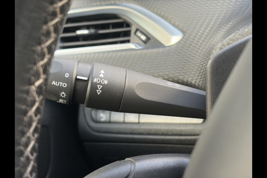 Peugeot 2008 1.2 PureTech Allure ✓1e Eigenaar✓Pano✓Camera✓Navi✓D-riem vv in 2024✓Trekhaak✓Dealer Onderhouden✓Carplay✓Clima✓Cruise✓110pk✓Halfleder✓Pdc✓Lm velgen✓N.A.P✓Apk tot 04-2027