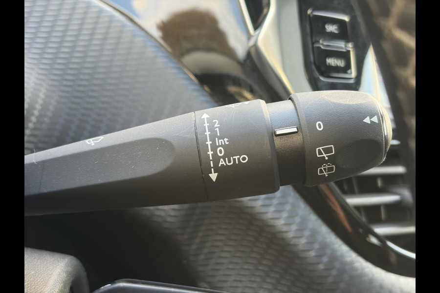Peugeot 2008 1.2 PureTech Allure ✓1e Eigenaar✓Pano✓Camera✓Navi✓D-riem vv in 2024✓Trekhaak✓Dealer Onderhouden✓Carplay✓Clima✓Cruise✓110pk✓Halfleder✓Pdc✓Lm velgen✓N.A.P✓Apk tot 04-2027