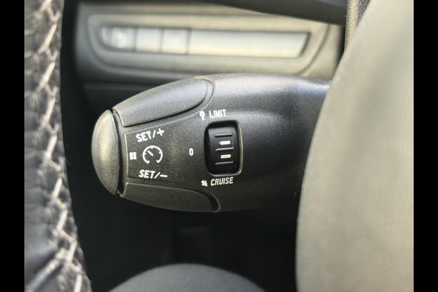 Peugeot 2008 1.2 PureTech Allure ✓1e Eigenaar✓Pano✓Camera✓Navi✓D-riem vv in 2024✓Trekhaak✓Dealer Onderhouden✓Carplay✓Clima✓Cruise✓110pk✓Halfleder✓Pdc✓Lm velgen✓N.A.P✓Apk tot 04-2027