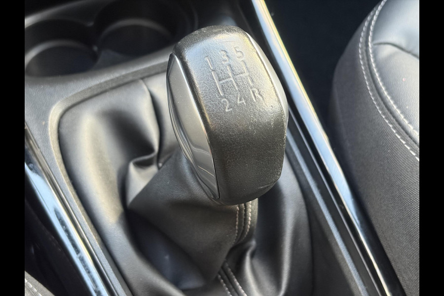 Peugeot 2008 1.2 PureTech Allure ✓1e Eigenaar✓Pano✓Camera✓Navi✓D-riem vv in 2024✓Trekhaak✓Dealer Onderhouden✓Carplay✓Clima✓Cruise✓110pk✓Halfleder✓Pdc✓Lm velgen✓N.A.P✓Apk tot 04-2027