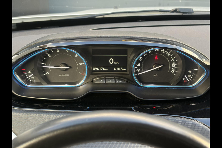 Peugeot 2008 1.2 PureTech Allure ✓1e Eigenaar✓Pano✓Camera✓Navi✓D-riem vv in 2024✓Trekhaak✓Dealer Onderhouden✓Carplay✓Clima✓Cruise✓110pk✓Halfleder✓Pdc✓Lm velgen✓N.A.P✓Apk tot 04-2027