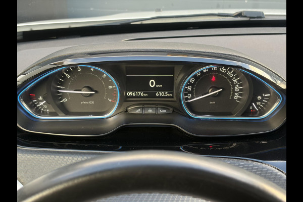 Peugeot 2008 1.2 PureTech Allure ✓1e Eigenaar✓Pano✓Camera✓Navi✓D-riem vv in 2024✓Trekhaak✓Dealer Onderhouden✓Carplay✓Clima✓Cruise✓110pk✓Halfleder✓Pdc✓Lm velgen✓N.A.P✓Apk tot 04-2027