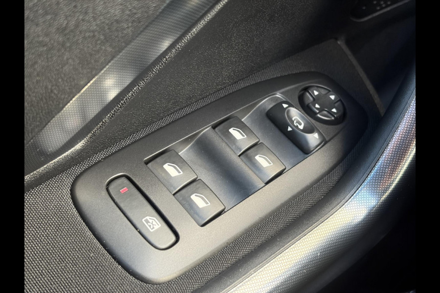 Peugeot 2008 1.2 PureTech Allure ✓1e Eigenaar✓Pano✓Camera✓Navi✓D-riem vv in 2024✓Trekhaak✓Dealer Onderhouden✓Carplay✓Clima✓Cruise✓110pk✓Halfleder✓Pdc✓Lm velgen✓N.A.P✓Apk tot 04-2027