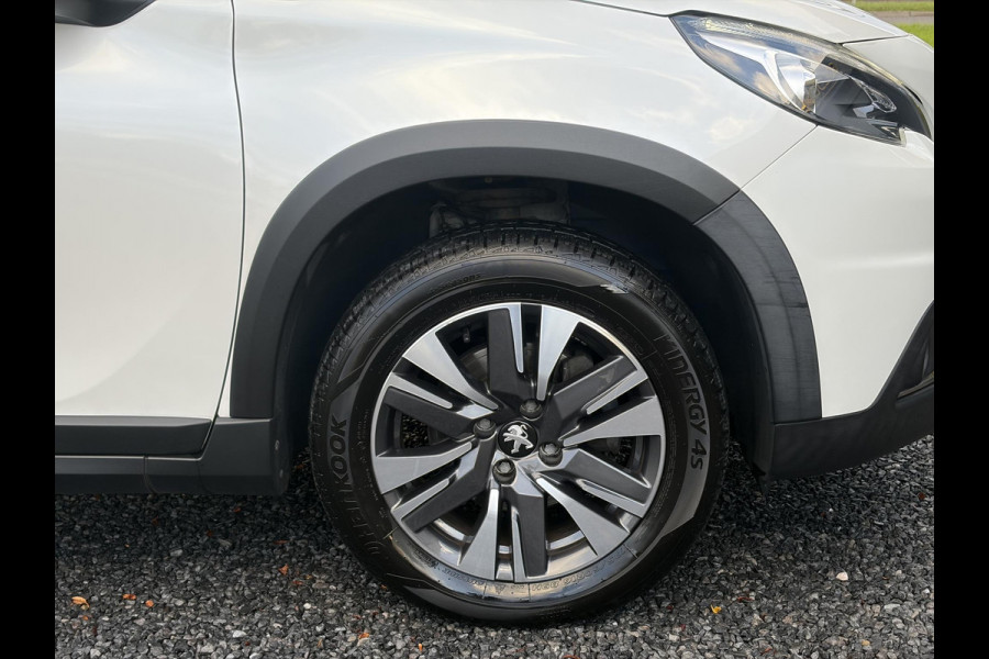 Peugeot 2008 1.2 PureTech Allure ✓1e Eigenaar✓Pano✓Camera✓Navi✓D-riem vv in 2024✓Trekhaak✓Dealer Onderhouden✓Carplay✓Clima✓Cruise✓110pk✓Halfleder✓Pdc✓Lm velgen✓N.A.P✓Apk tot 04-2027