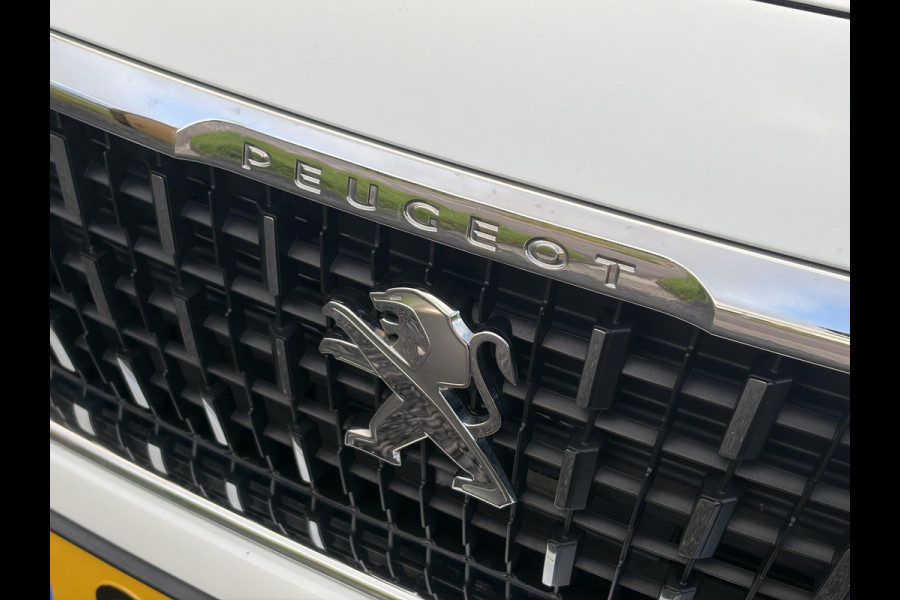 Peugeot 2008 1.2 PureTech Allure ✓1e Eigenaar✓Pano✓Camera✓Navi✓D-riem vv in 2024✓Trekhaak✓Dealer Onderhouden✓Carplay✓Clima✓Cruise✓110pk✓Halfleder✓Pdc✓Lm velgen✓N.A.P✓Apk tot 04-2027