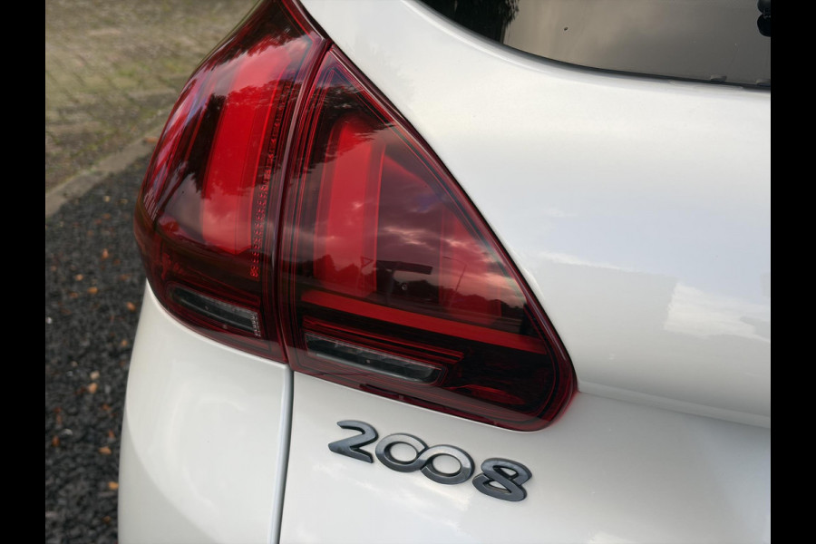 Peugeot 2008 1.2 PureTech Allure ✓1e Eigenaar✓Pano✓Camera✓Navi✓D-riem vv in 2024✓Trekhaak✓Dealer Onderhouden✓Carplay✓Clima✓Cruise✓110pk✓Halfleder✓Pdc✓Lm velgen✓N.A.P✓Apk tot 04-2027