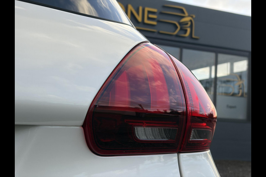 Peugeot 2008 1.2 PureTech Allure ✓1e Eigenaar✓Pano✓Camera✓Navi✓D-riem vv in 2024✓Trekhaak✓Dealer Onderhouden✓Carplay✓Clima✓Cruise✓110pk✓Halfleder✓Pdc✓Lm velgen✓N.A.P✓Apk tot 04-2027