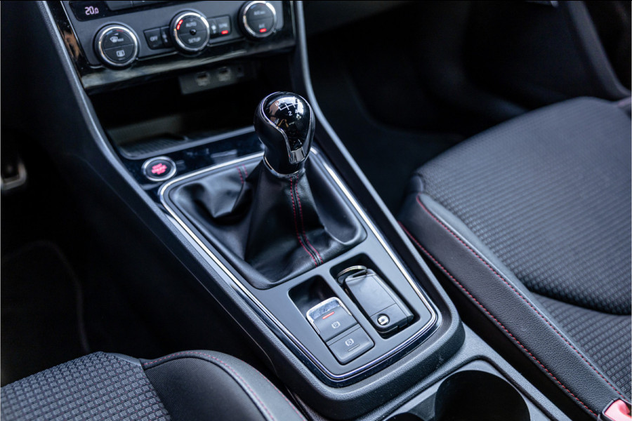 Seat Leon ST 1.4 EcoTSI 150 PK FR | Camera | Bi-Xenon | CarPlay | Lederen bekleding | PDC | Cruise control | Airco | Nieuwe APK