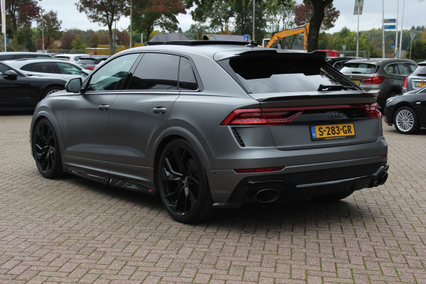 Audi RSQ8 4.0 TFSI quattro / URBAN / Milltek / Trekhaak / Panoramadak / 360Camera / Head-up / B&O 3D / Keramisch / Achterasbesturing / 23'' / RS Dynamic Pakket / Keyless / Carbon intr. / Ventilatie+Massage / Dodehoek /