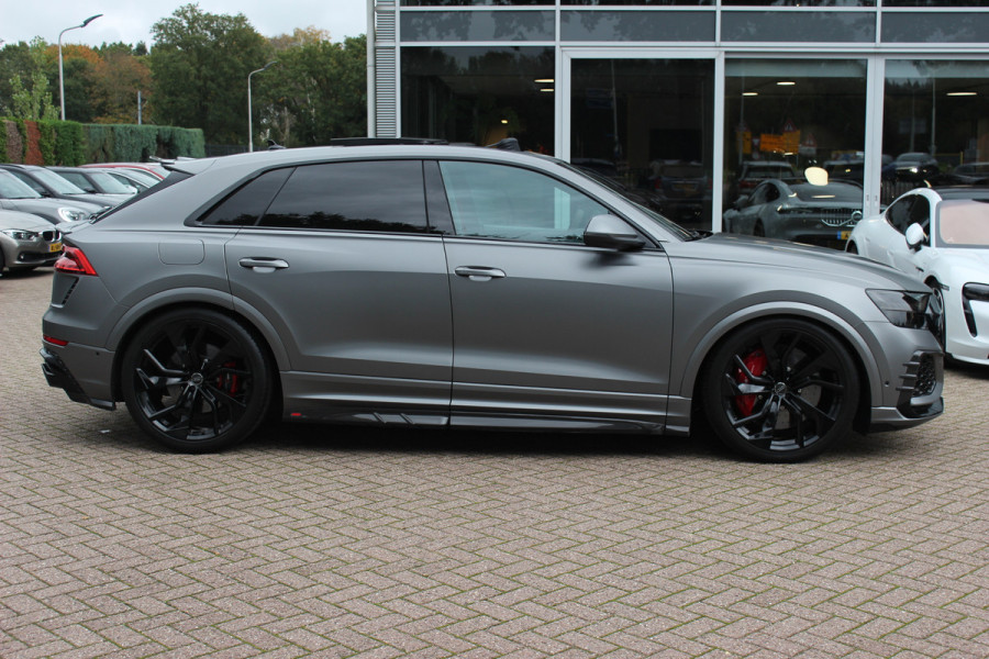 Audi RSQ8 4.0 TFSI quattro / URBAN / Milltek / Trekhaak / Panoramadak / 360Camera / Head-up / B&O 3D / Keramisch / Achterasbesturing / 23'' / RS Dynamic Pakket / Keyless / Carbon intr. / Ventilatie+Massage / Dodehoek /