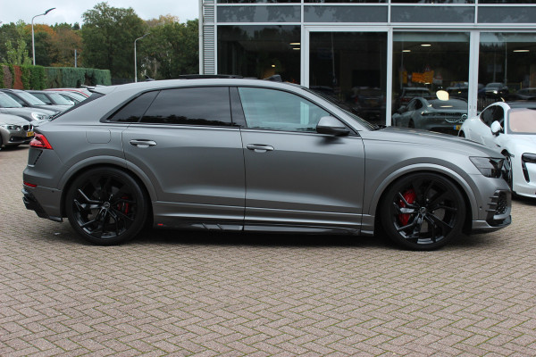 Audi RSQ8 4.0 TFSI quattro / URBAN / Milltek / Trekhaak / Panoramadak / 360Camera / Head-up / B&O 3D / Keramisch / Achterasbesturing / 23'' / RS Dynamic Pakket / Keyless / Carbon intr. / Ventilatie+Massage / Dodehoek /