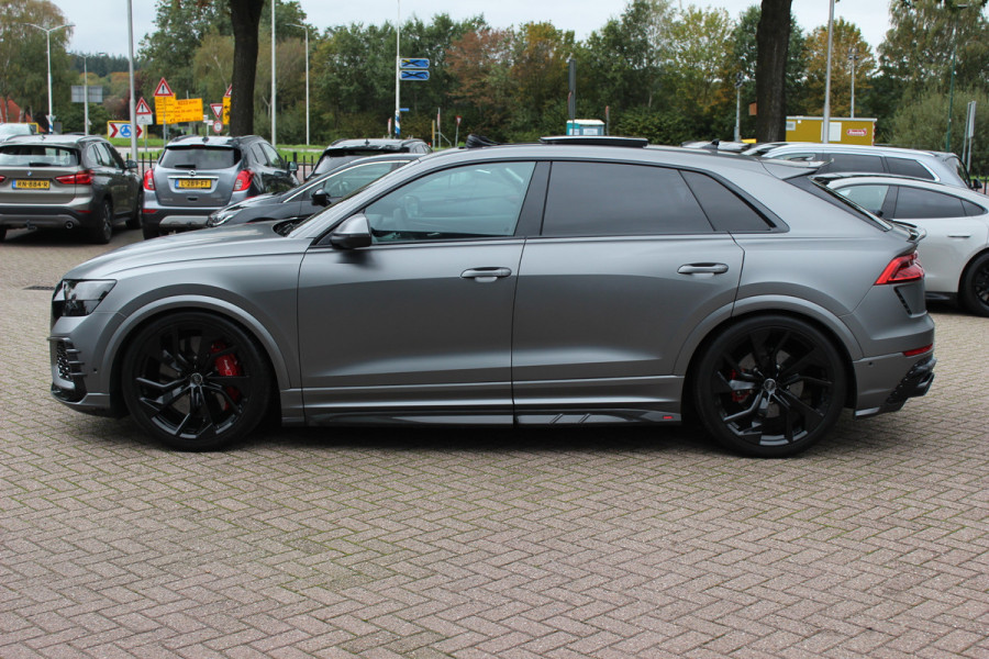 Audi RSQ8 4.0 TFSI quattro / URBAN / Milltek / Trekhaak / Panoramadak / 360Camera / Head-up / B&O 3D / Keramisch / Achterasbesturing / 23'' / RS Dynamic Pakket / Keyless / Carbon intr. / Ventilatie+Massage / Dodehoek /