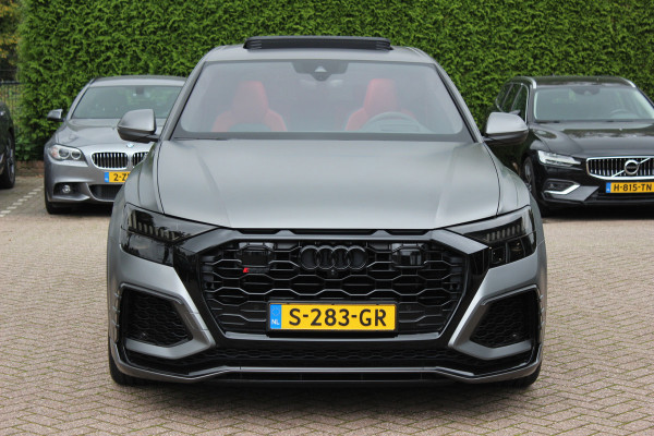 Audi RSQ8 4.0 TFSI quattro / URBAN / Milltek / Trekhaak / Panoramadak / 360Camera / Head-up / B&O 3D / Keramisch / Achterasbesturing / 23'' / RS Dynamic Pakket / Keyless / Carbon intr. / Ventilatie+Massage / Dodehoek /