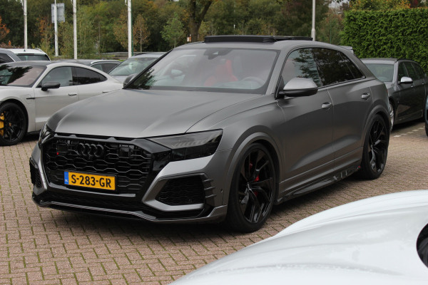 Audi RSQ8 4.0 TFSI quattro / URBAN / Milltek / Trekhaak / Panoramadak / 360Camera / Head-up / B&O 3D / Keramisch / Achterasbesturing / 23'' / RS Dynamic Pakket / Keyless / Carbon intr. / Ventilatie+Massage / Dodehoek /