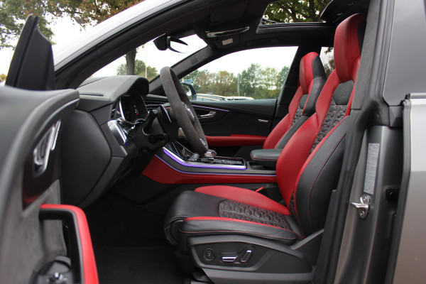 Audi RSQ8 4.0 TFSI quattro / URBAN / Milltek / Trekhaak / Panoramadak / 360Camera / Head-up / B&O 3D / Keramisch / Achterasbesturing / 23'' / RS Dynamic Pakket / Keyless / Carbon intr. / Ventilatie+Massage / Dodehoek /