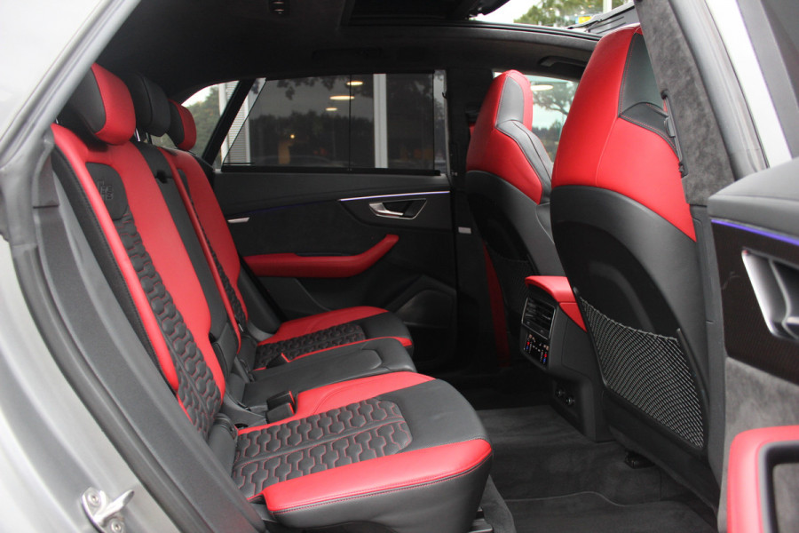 Audi RSQ8 4.0 TFSI quattro / URBAN / Milltek / Trekhaak / Panoramadak / 360Camera / Head-up / B&O 3D / Keramisch / Achterasbesturing / 23'' / RS Dynamic Pakket / Keyless / Carbon intr. / Ventilatie+Massage / Dodehoek /