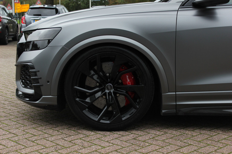 Audi RSQ8 4.0 TFSI quattro / URBAN / Milltek / Trekhaak / Panoramadak / 360Camera / Head-up / B&O 3D / Keramisch / Achterasbesturing / 23'' / RS Dynamic Pakket / Keyless / Carbon intr. / Ventilatie+Massage / Dodehoek /