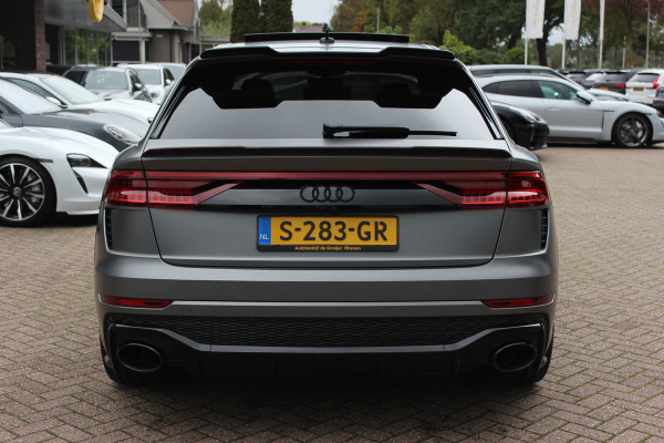Audi RSQ8 4.0 TFSI quattro / URBAN / Milltek / Trekhaak / Panoramadak / 360Camera / Head-up / B&O 3D / Keramisch / Achterasbesturing / 23'' / RS Dynamic Pakket / Keyless / Carbon intr. / Ventilatie+Massage / Dodehoek /