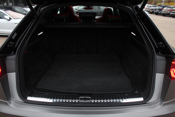 Audi RSQ8 4.0 TFSI quattro / URBAN / Milltek / Trekhaak / Panoramadak / 360Camera / Head-up / B&O 3D / Keramisch / Achterasbesturing / 23'' / RS Dynamic Pakket / Keyless / Carbon intr. / Ventilatie+Massage / Dodehoek /