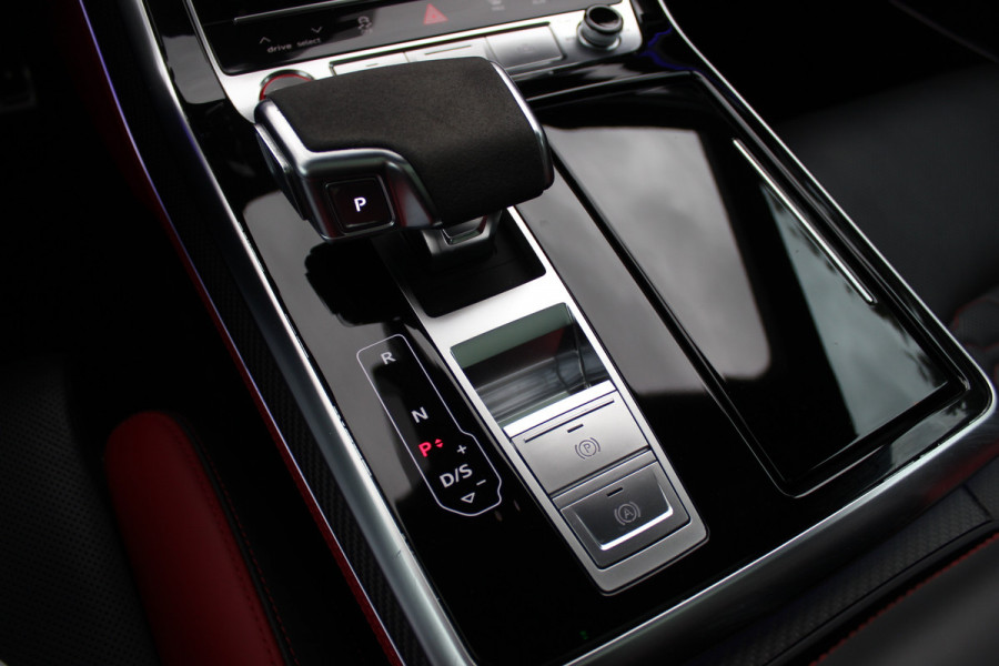 Audi RSQ8 4.0 TFSI quattro / URBAN / Milltek / Trekhaak / Panoramadak / 360Camera / Head-up / B&O 3D / Keramisch / Achterasbesturing / 23'' / RS Dynamic Pakket / Keyless / Carbon intr. / Ventilatie+Massage / Dodehoek /