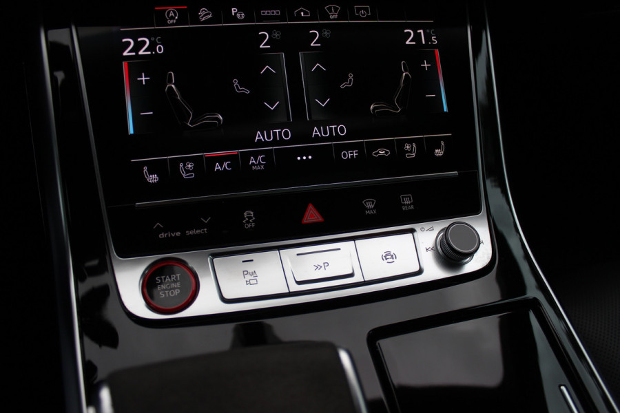 Audi RSQ8 4.0 TFSI quattro / URBAN / Milltek / Trekhaak / Panoramadak / 360Camera / Head-up / B&O 3D / Keramisch / Achterasbesturing / 23'' / RS Dynamic Pakket / Keyless / Carbon intr. / Ventilatie+Massage / Dodehoek /