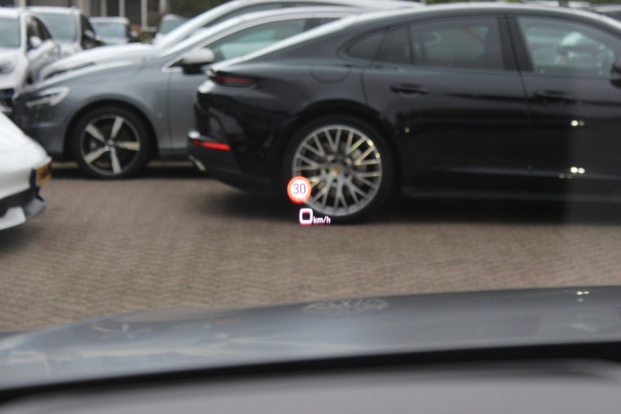 Audi RSQ8 4.0 TFSI quattro / URBAN / Milltek / Trekhaak / Panoramadak / 360Camera / Head-up / B&O 3D / Keramisch / Achterasbesturing / 23'' / RS Dynamic Pakket / Keyless / Carbon intr. / Ventilatie+Massage / Dodehoek /