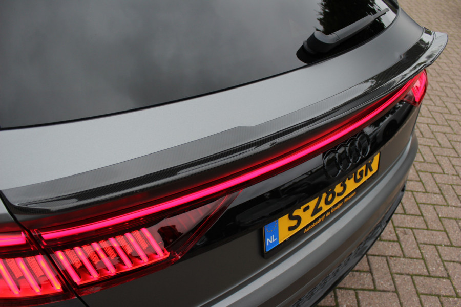 Audi RSQ8 4.0 TFSI quattro / URBAN / Milltek / Trekhaak / Panoramadak / 360Camera / Head-up / B&O 3D / Keramisch / Achterasbesturing / 23'' / RS Dynamic Pakket / Keyless / Carbon intr. / Ventilatie+Massage / Dodehoek /
