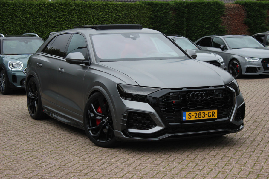 Audi RSQ8 4.0 TFSI quattro / URBAN / Milltek / Trekhaak / Panoramadak / 360Camera / Head-up / B&O 3D / Keramisch / Achterasbesturing / 23'' / RS Dynamic Pakket / Keyless / Carbon intr. / Ventilatie+Massage / Dodehoek /
