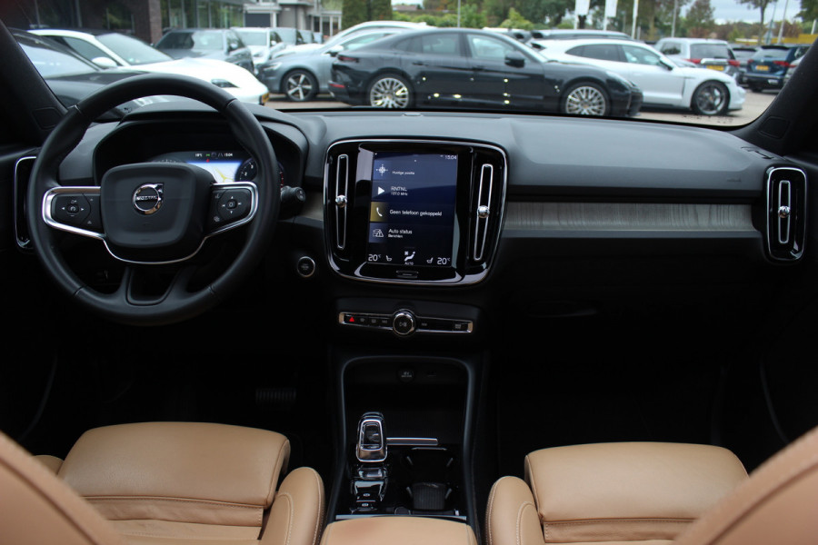 Volvo XC40 2.0 T4 Inscription / Trekhaak / Panoramadak / Camera / Leder / 18'' / Elektr. Stoelen / CarPlay / Stoelverwarming / Dodehoek / ACC