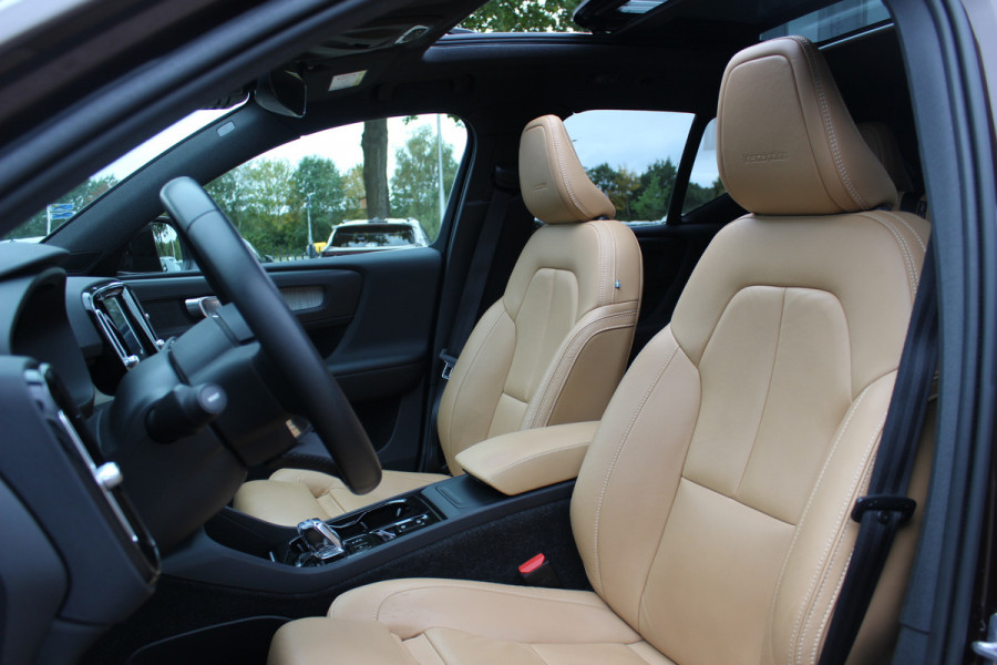 Volvo XC40 2.0 T4 Inscription / Trekhaak / Panoramadak / Camera / Leder / 18'' / Elektr. Stoelen / CarPlay / Stoelverwarming / Dodehoek / ACC