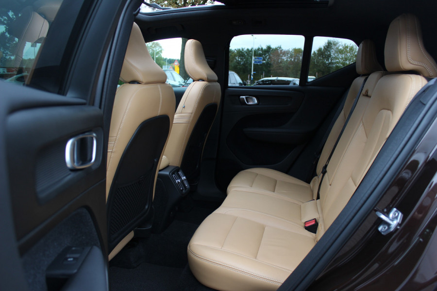 Volvo XC40 2.0 T4 Inscription / Trekhaak / Panoramadak / Camera / Leder / 18'' / Elektr. Stoelen / CarPlay / Stoelverwarming / Dodehoek / ACC