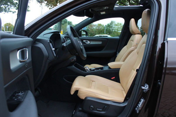 Volvo XC40 2.0 T4 Inscription / Trekhaak / Panoramadak / Camera / Leder / 18'' / Elektr. Stoelen / CarPlay / Stoelverwarming / Dodehoek / ACC