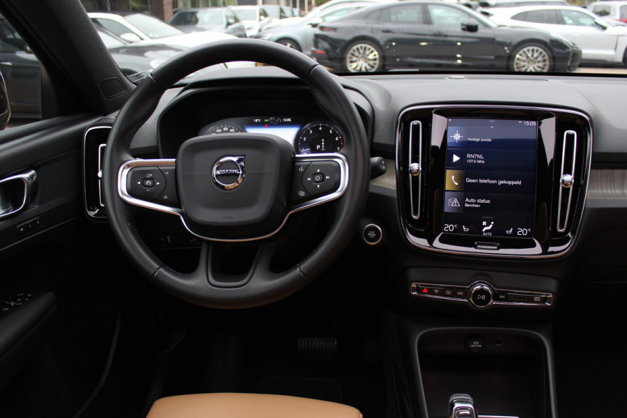 Volvo XC40 2.0 T4 Inscription / Trekhaak / Panoramadak / Camera / Leder / 18'' / Elektr. Stoelen / CarPlay / Stoelverwarming / Dodehoek / ACC