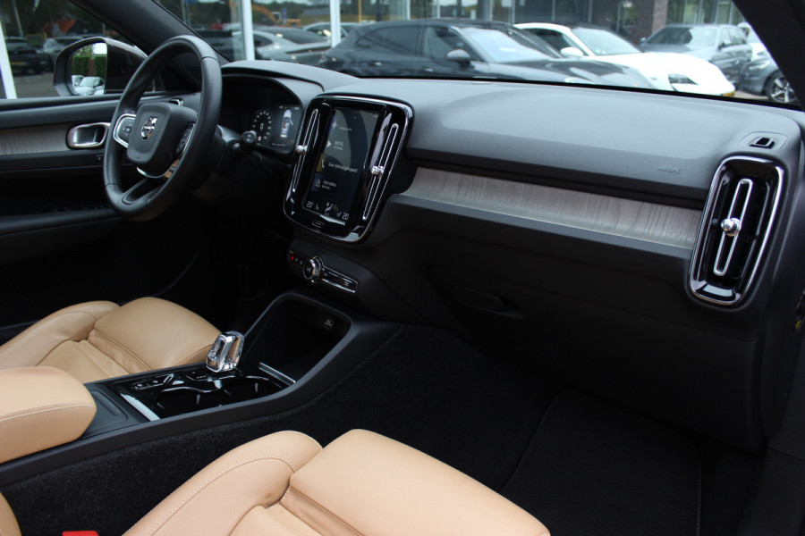 Volvo XC40 2.0 T4 Inscription / Trekhaak / Panoramadak / Camera / Leder / 18'' / Elektr. Stoelen / CarPlay / Stoelverwarming / Dodehoek / ACC