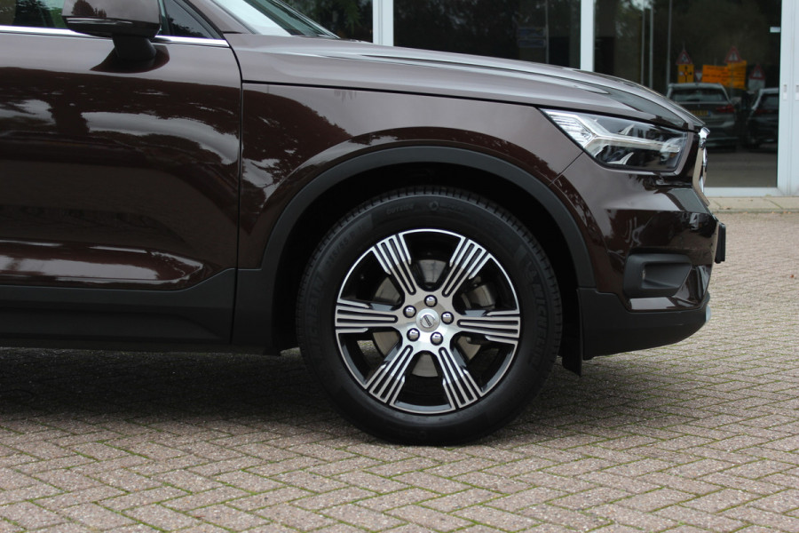 Volvo XC40 2.0 T4 Inscription / Trekhaak / Panoramadak / Camera / Leder / 18'' / Elektr. Stoelen / CarPlay / Stoelverwarming / Dodehoek / ACC