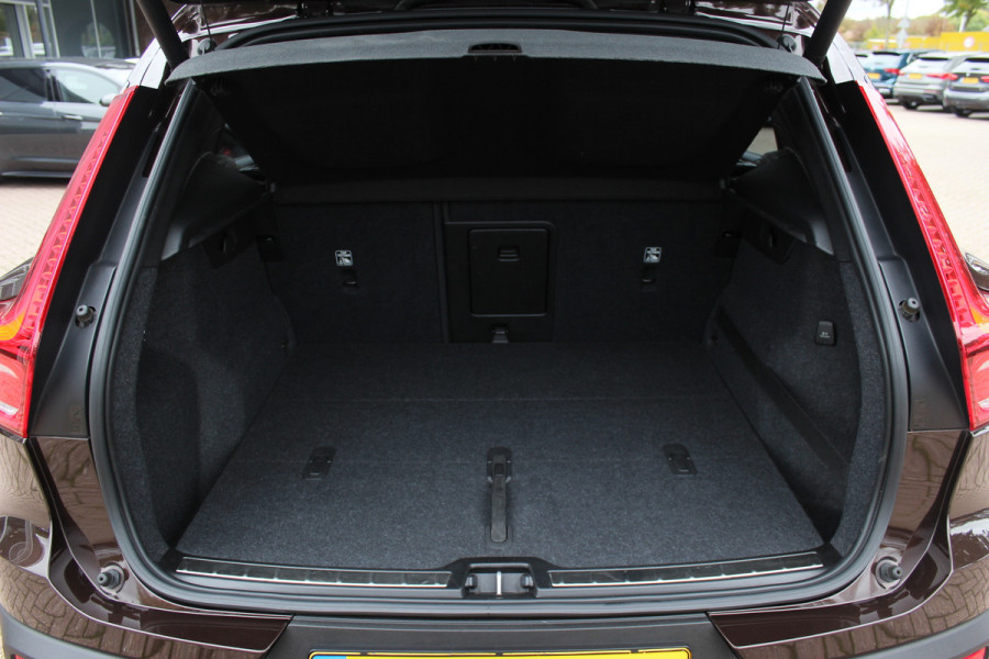Volvo XC40 2.0 T4 Inscription / Trekhaak / Panoramadak / Camera / Leder / 18'' / Elektr. Stoelen / CarPlay / Stoelverwarming / Dodehoek / ACC