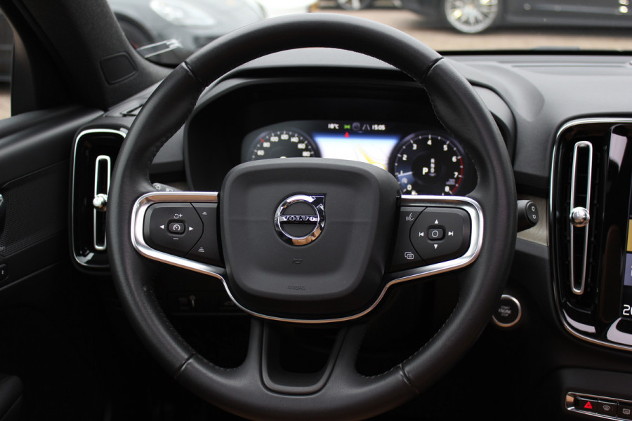 Volvo XC40 2.0 T4 Inscription / Trekhaak / Panoramadak / Camera / Leder / 18'' / Elektr. Stoelen / CarPlay / Stoelverwarming / Dodehoek / ACC