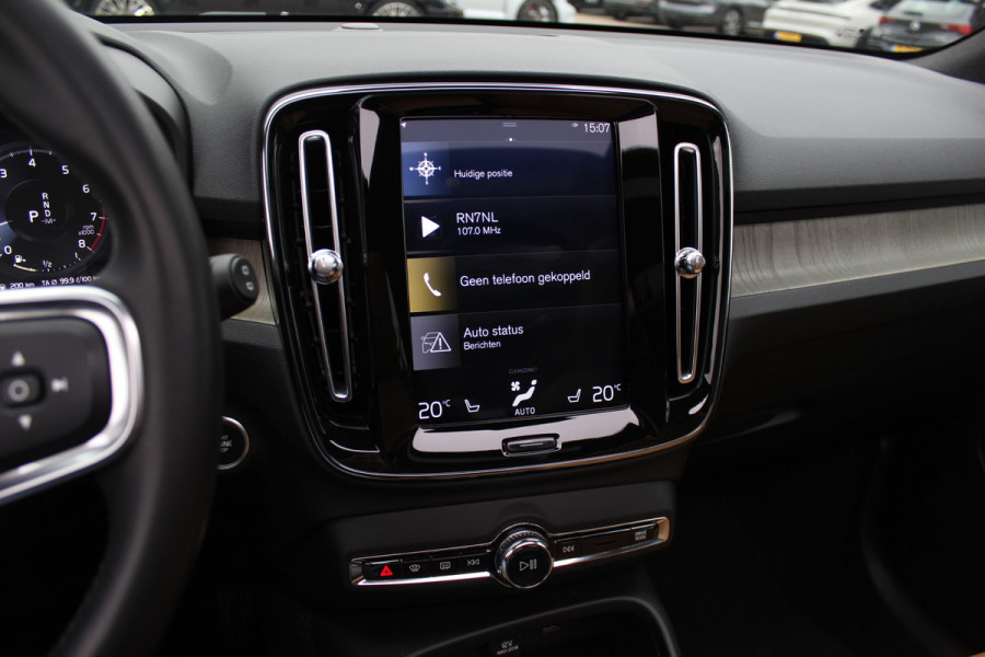 Volvo XC40 2.0 T4 Inscription / Trekhaak / Panoramadak / Camera / Leder / 18'' / Elektr. Stoelen / CarPlay / Stoelverwarming / Dodehoek / ACC