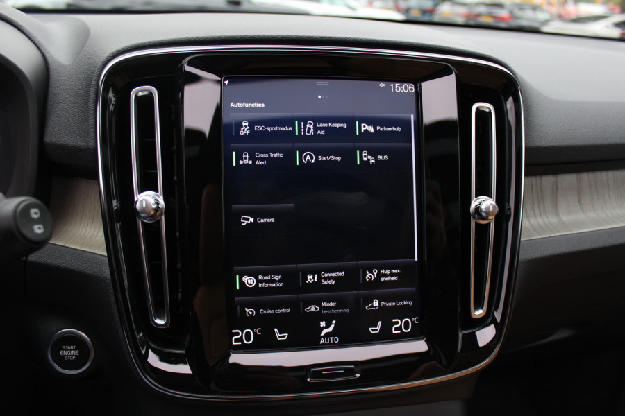 Volvo XC40 2.0 T4 Inscription / Trekhaak / Panoramadak / Camera / Leder / 18'' / Elektr. Stoelen / CarPlay / Stoelverwarming / Dodehoek / ACC