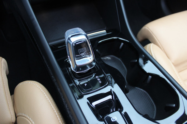 Volvo XC40 2.0 T4 Inscription / Trekhaak / Panoramadak / Camera / Leder / 18'' / Elektr. Stoelen / CarPlay / Stoelverwarming / Dodehoek / ACC