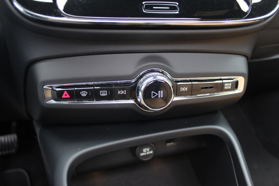 Volvo XC40 2.0 T4 Inscription / Trekhaak / Panoramadak / Camera / Leder / 18'' / Elektr. Stoelen / CarPlay / Stoelverwarming / Dodehoek / ACC