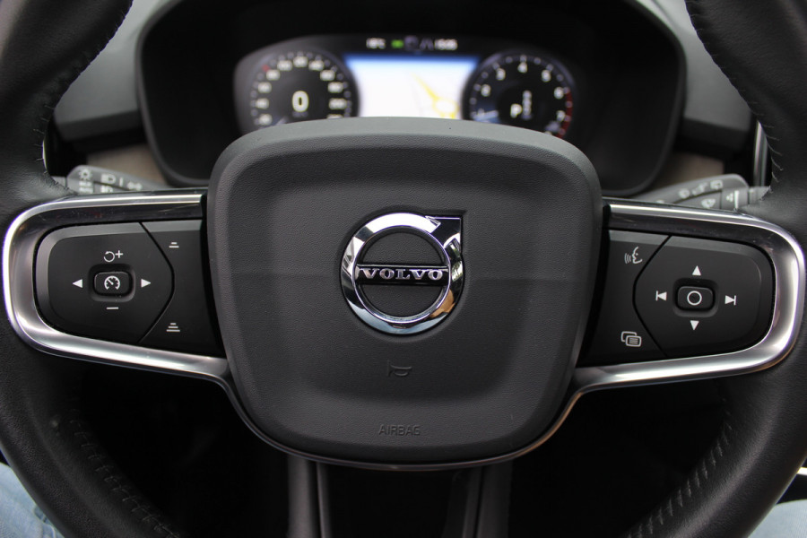 Volvo XC40 2.0 T4 Inscription / Trekhaak / Panoramadak / Camera / Leder / 18'' / Elektr. Stoelen / CarPlay / Stoelverwarming / Dodehoek / ACC