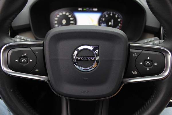 Volvo XC40 2.0 T4 Inscription / Trekhaak / Panoramadak / Camera / Leder / 18'' / Elektr. Stoelen / CarPlay / Stoelverwarming / Dodehoek / ACC