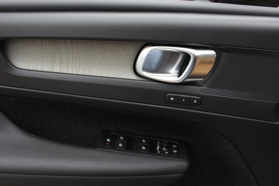 Volvo XC40 2.0 T4 Inscription / Trekhaak / Panoramadak / Camera / Leder / 18'' / Elektr. Stoelen / CarPlay / Stoelverwarming / Dodehoek / ACC