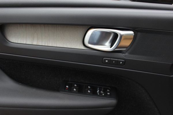 Volvo XC40 2.0 T4 Inscription / Trekhaak / Panoramadak / Camera / Leder / 18'' / Elektr. Stoelen / CarPlay / Stoelverwarming / Dodehoek / ACC