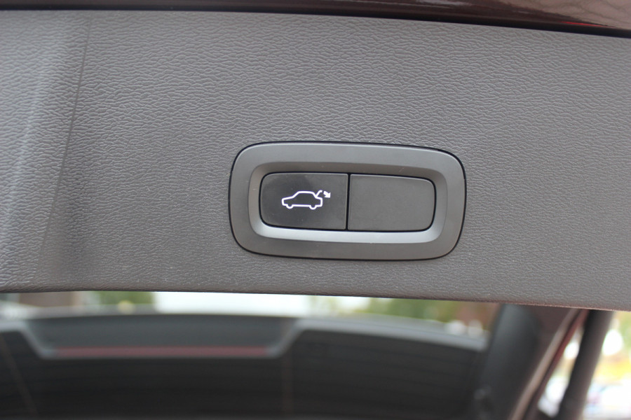 Volvo XC40 2.0 T4 Inscription / Trekhaak / Panoramadak / Camera / Leder / 18'' / Elektr. Stoelen / CarPlay / Stoelverwarming / Dodehoek / ACC