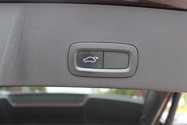 Volvo XC40 2.0 T4 Inscription / Trekhaak / Panoramadak / Camera / Leder / 18'' / Elektr. Stoelen / CarPlay / Stoelverwarming / Dodehoek / ACC